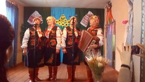 У дуба старого трава вся скошена.