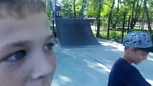 GAME OF SCOOT В СКЕЙТ ПАРКЕ... смотреть онлайн