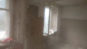 Как чистить старые потолки при помощи болгарки с насадкой.