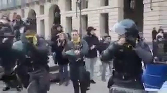 Полиция Италии отказывается идти против народа. смотреть онлайн