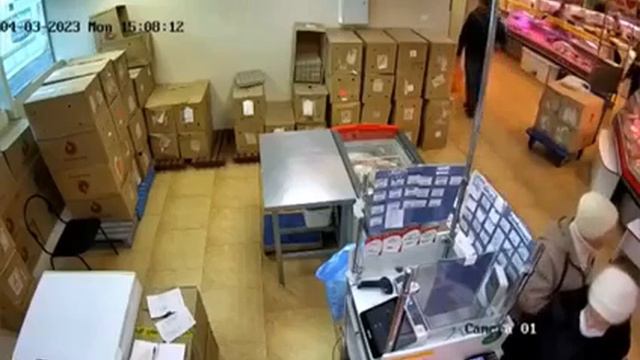 Видео из продуктового магазина на Камчатке, где во время землетрясения на кассе (кассир убежала) смотреть онлайн