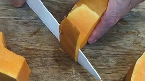 Сезонное блюдо - жареная тыква на сковороде в сметанно-чесночном соусе