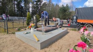 Установка памятника на надгробную плиту. Комбинированный комплекс. Капустянский гранит