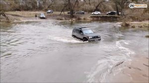 Кроссоверы на бездорожье на грани возможностей. Весна, половодье, кроссоверы тонут в реке.