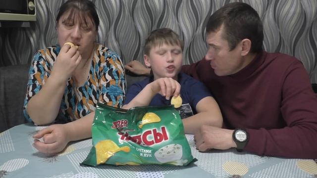 ЕДА ИЗ СВЕТОФОРА! Продукты ЗЕЛЁНЫЕ, КРАСНЫЕ, ЖЁЛТЫЕ! Выбрали кто что хотел! ДЕГУСТАЦИЯ!