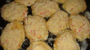 Котлеты из крабовых палочек со сметанным соусом