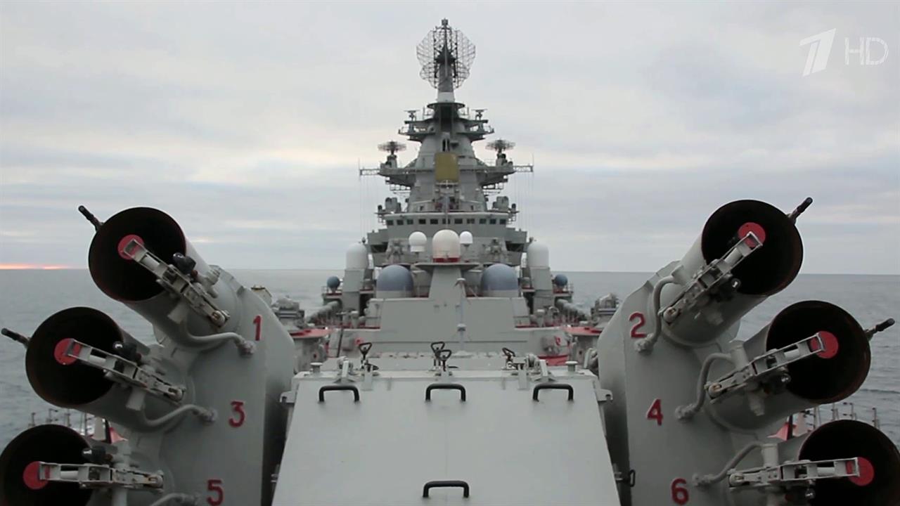 В учениях в Баренцевом море приняли участие флагман Северного флота крейсер "Петр Великий" и атом...