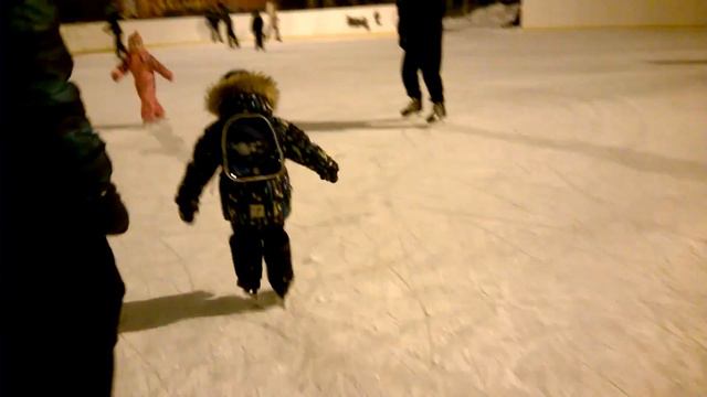 КАТАНИЕ НА КОНЬКАХ. РОЛИКОВЫЕ КОНЬКИ В 3 ГОДА.