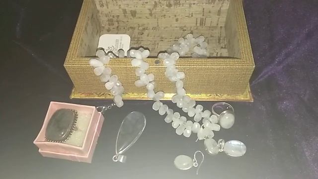 Лабрадор и адуляр- лунные камни.