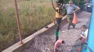П. Озерки Закручиваю винтовую сваю миниэкскаватором