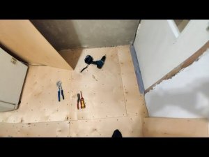 Ремонт в хрущевке, своими руками. Укладываю фанеру на пол.