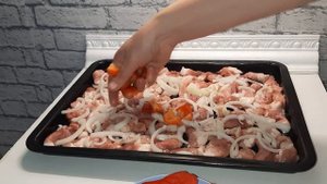 МЯСО с КАРТОШКОЙ под шубой и НЕВЕРОЯТНО вкусная СЫРНАЯ корочка (720p).mp4