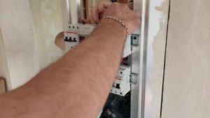 Сборка щита ABB UK600 на 24 модуля с реле напряжения