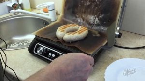 ГРИЛЬ "DEXP". Запекаю колбаски собственного изготовления.