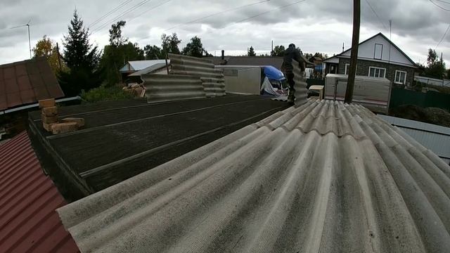 Закрыл крышу шифером в одно лицо.