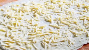 Слоеные лепешки из пельменного теста с сыром