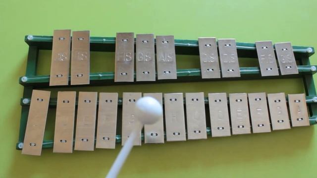 Учимся играть на металлофоне "В траве сидел кузнечик". Learning to play "Grasshopper" смотреть онлайн