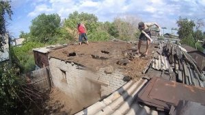 Крыша на курятник из говна и палок.