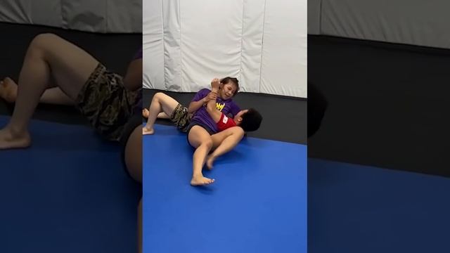 Шикарный болевой приём от девчонки!
