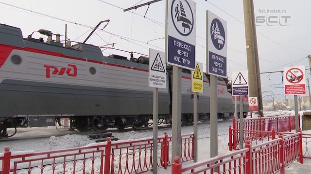 В Энергетике открыли пешеходный переход через жд пути смотреть онлайн