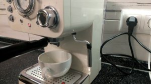 Кофеварка рожковая Oursson EM1500/IV - приготовление эспрессо