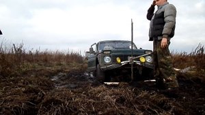 Вытаскиваем Ниву из болота, хайджек помял бампер