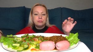 МУКБАНГ ЛАПША ЧАН РАМЕН, СОСИСКИ-САРДЕЛЬКИ, САЛАТ ОВОЩНОЙ/Mukabng еда на камеру/Русский мукбанг/