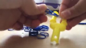 Как плести фенечки (браслеты) из резинок. Обучающее видео.