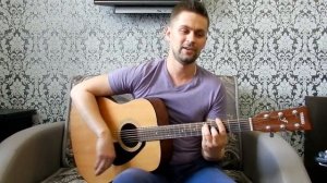 ??Король и шут   Камнем по голове. Кавер под гитару. В чёрном цилиндре. (В провинциальном городке)?