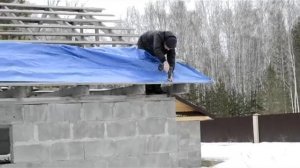 Чем временно укрыть крышу недостроенного дома?