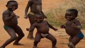 Весёлые афро-американцы танцуют под традиционную песню