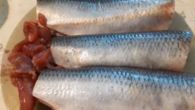 На  обед солянка из квашеной капусты и жареная селёдка