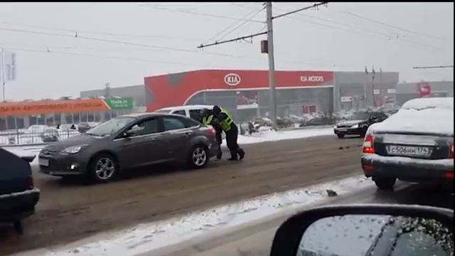 Гаишники толкают буксующую в гололед машину смотреть онлайн