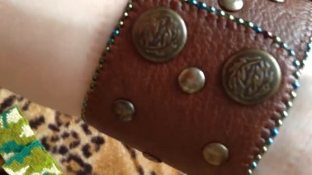 Кожаный браслет с бисерным скорпионом смотреть онлайн