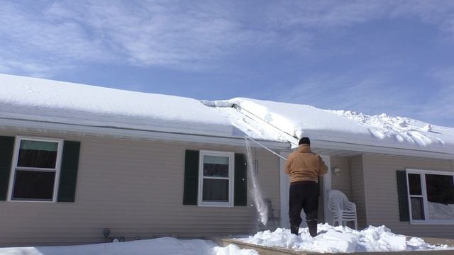 1st time user of the SnowPeeler remove Snow from Roof in Minnesota смотреть онлайн