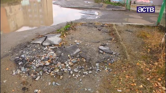 Проблемный участок дороги на ул. Пограничной строители пропустили, но при этом засыпали ливнёвку смотреть онлайн