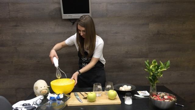 Шарлотка с яблоками смотреть онлайн