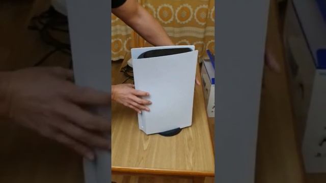 Распаковка и обзор игровой консоли Sony PlayStation 5 смотреть онлайн