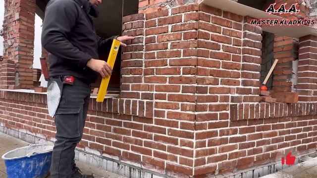 Кладка в стиле средневековья из переженного кирпича на белый раствор