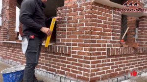 Кладка в стиле средневековья из переженного кирпича на белый раствор
