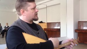 Александр Кайманаков с песней под балалайку "Сидел рыбак веселый"