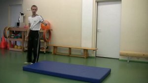 Кувырок назад в стойку ноги врозь