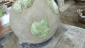 Мох на бетонном шаре