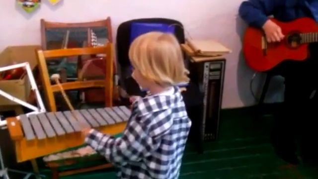 ОН ПРОСТО ВЗЯЛ ПАЛОЧКИ И СЫГРАЛ НА МЕТАЛЛОФОНЕ. ? ПЕРВЫЙ РАЗ В МУЗЫКАЛЬНОЙ ШКОЛЕ ? смотреть онлайн