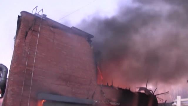В Челябинске сгорел цех компании «Краснодеревщик» смотреть онлайн