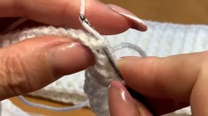 Повязка на голову, вязаная крючком.