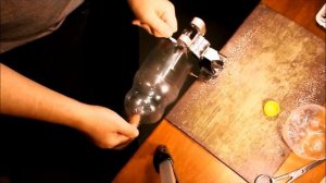 Бутылкорез из болта, пластиковая ленту быстро и бесплатно.  Bottle cutter - reuse plastic dottles.