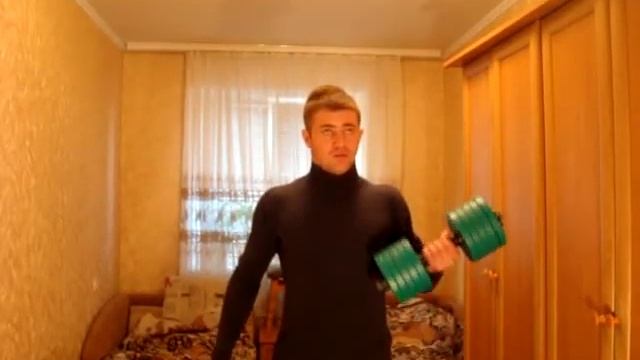 бицепс с гантелей.