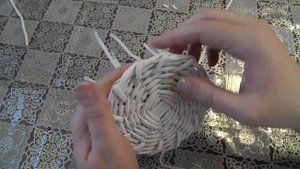 Крышка с бортиком. Плетение из газетных трубочек