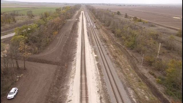 Крым.На Ж/Д досмотровом грузовом комплексе УЛОЖИЛИ новые рельсы.Работа ВПРС(подбивочно-рехтовочной) смотреть онлайн